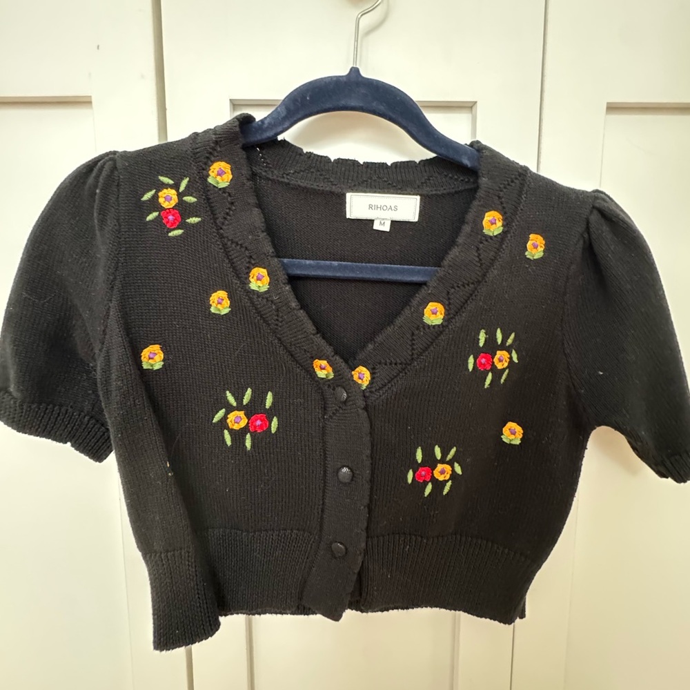 RIHOAS Black Cropped Cardigan with Embroidered Flowers